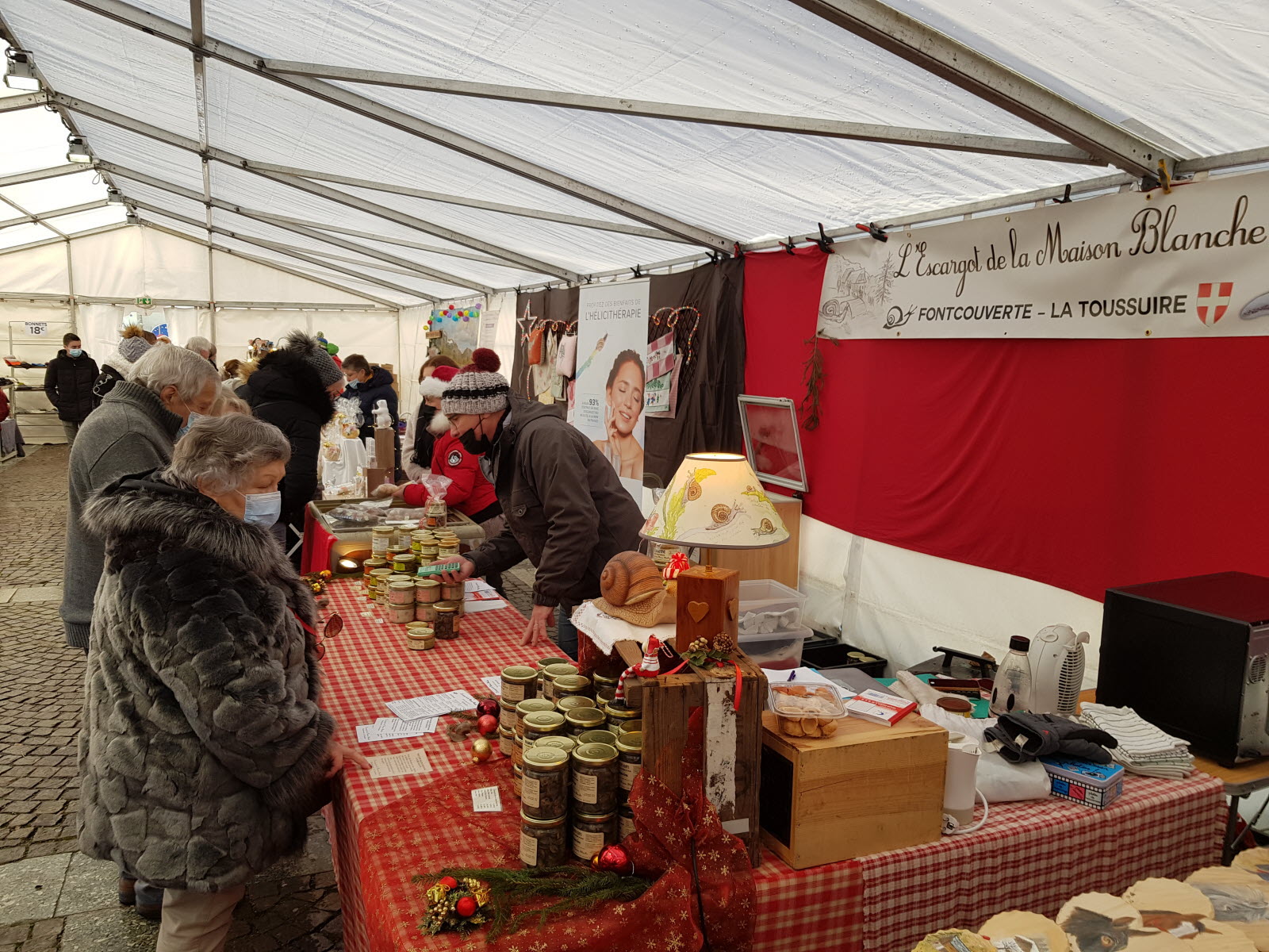 gastronomiques-artisanaux-ou-voues-a-la-decoration-et-aux-petits-cadeaux-les-stands-des-marches-de-noel-sont-partout-cette-annee-en-maurienne-archives-photo-le-dl-hugo-vittoz-1701187265